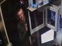 Ударил по голове и забрал деньги: в Сети показали вора, орудующего в Киеве (видео)