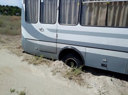 На помощь пришли спасатели: в Николаевском области пассажирский автобус и два автомобиля застряли на бездорожье