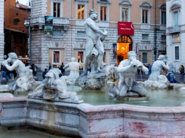 В Италии туриста оштрафовали на 550 евро за кражу монет из фонтана