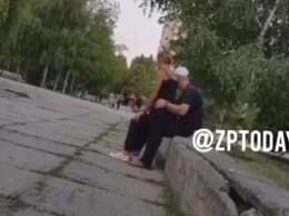 "Приспичило": В парке Гагарина молодая парочка занималась неприличными делами (ВИДЕО 18+)