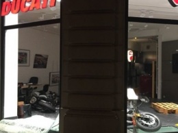 В Париже хулиганы разгромили салон Ducati