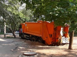 Во дворе на Калиновой мусоровоз "провалился под землю"