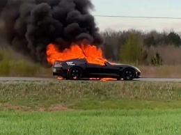 Chevrolet Corvette сгорел дотла на глазах владельца (ВИДЕО)