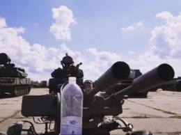 Украинский боец открыл бутылку "зениткой"