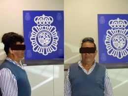 Колумбиец спрятал пакет с кокаином в парике, но попался в аэропорту Барселоны. Фото