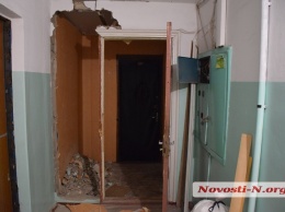 В Николаеве разбушевавшийся сосед выломал дверь и стену в тамбуре