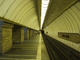 В Киеве остановилась синяя ветка метро из-за падения человека на рельсы