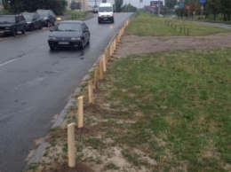 На двух улицах Днепровского района Киева коммунальщики установили антипарковочные деревянные столбики (фото)