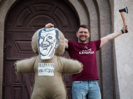 В Одессе «мужик с топором» на пороге храма пытал куклу Кивалова