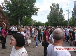 Сотни николаевцев остановили кортеж Зеленского у завода