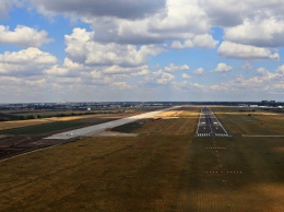 Укладка новой взлетно-посадочной полосы одесского аэропорта завершена, но предстоит еще много работы