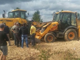 В Ровенской области двоих детей засыпало песком в карьере