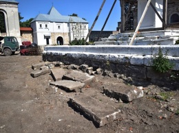 Горе-реставраторы уничтожили десятки захоронений XVII-XVIII вв. на Львовщине