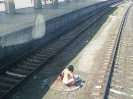 В Днепре женщина помылась прямо на вокзале из пожарного гидранта