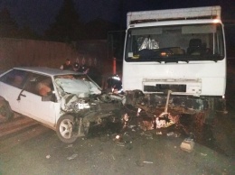 На Николаевщине водителя "восьмерки" после столкновения с грузовиком, вырезали из салона спасатели (ФОТО)