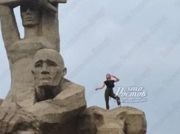 Ростовская школьница устроила фотосессию на мемориале жертвам фашизма
