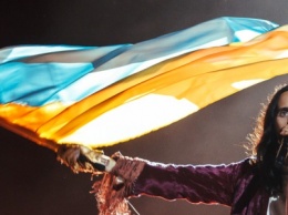Фейерверк, флаг Украины и толпа на сцене: чем не удивил Джаред Лето на фестивале UPark