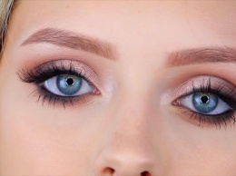 Визажисты уверяют, что девушкам с голубыми глазами повезло - с ними фактически сочетаются все оттенки теней