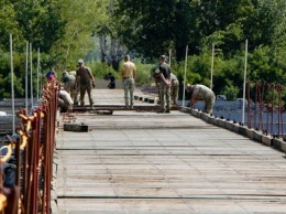 В Днепре установили уникальный понтонный мост