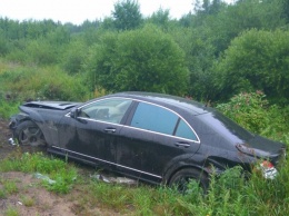 В Петербурге на обочине оставили аварийный автомобиль