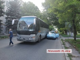 В Николаеве автобус столкнулся с электромобилем Nissan