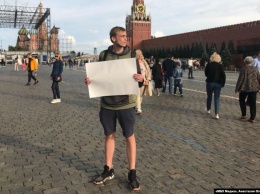 На Красной площади в Москве задержали активиста с пустым плакатом