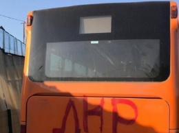 На КПВВ "Станица Луганская" осквернили социальный автобус