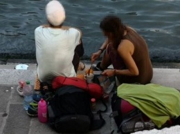 Туристам в Венеции выписали €950 штрафа и выгнали из города за пикник у моста