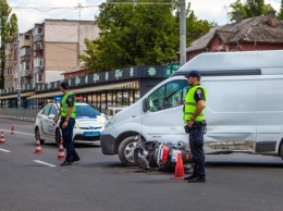 В Днепре на Калиновой столкнулись Renault и мотоцикл: пострадал мужчина