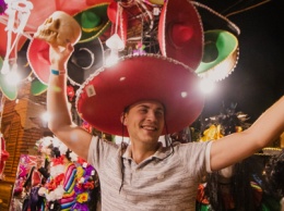 Песни Мишель Андраде под мексиканское безумие в Киеве: как прошла первая ночь Santa Muerte Carnival