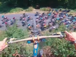 Прыжок через "Тур де Франс": видео, которое стало вирусным