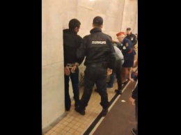 Неадекватный россиянин всадил нож в двух украинских парней (видео)