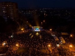 Не видно тротуара - мелитопольцы вовремя фестиваля заполнили площадь "под завязку" (фото)