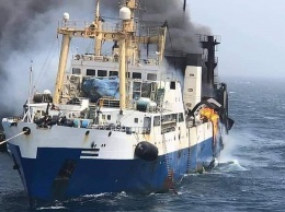 У пиратских берегов пламя пожирает украинский корабль, экипаж несет потери: первые кадры и детали аварии