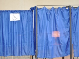 В Днепре глава комиссии вошел в кабинке вместе с избирателем в кабинку для голосования