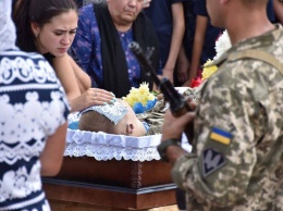 В Хмельницком попрощались с погибшим на Донбассе бойцом Богданом Бигусом