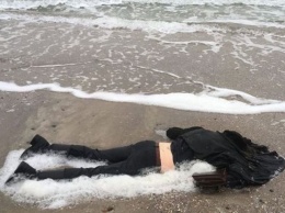 Бердянск омрачился ужасной трагедией: труп мужчины нашли прямо на пляже
