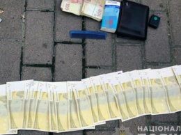 Торговцы валютой подсовывали киевлянам «сувенирные» гривны и евро: как работают аферисты