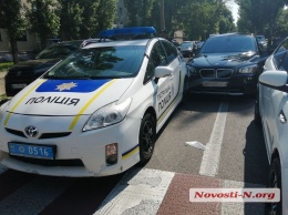 В центре Николаева девушка на «БМВ» врезалась в патрульный «Приус» и автомобиль «Киа»