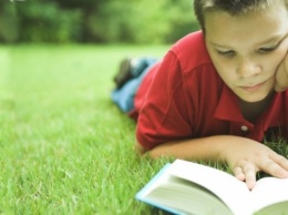 Как мотивировать ребенка читать летом: лайфхаки от учителей