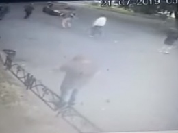 На видео попала смертельная драка в Славутиче, где мужчине перерезали горло (18+)