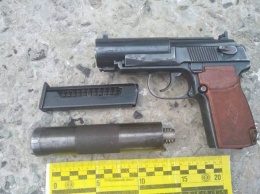 В Сватово у пассажира поезда выявили пистолет