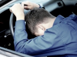 Саша, расчехляйся: на ХТЗ пьяный водитель заснул за рулем на светофоре