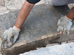 В Запорожье продолжаются раскопки фундамента из надгробий меннонитов - фото