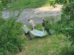 На детской площадке в Запорожье несколько часов лежал труп