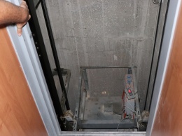 В Севастопольской многоэтажке сорвался лифт, в котором находились люди