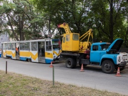 В Днепре трамвай слетел с рельс: пострадала кондуктор