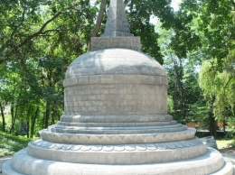 В ботаническом саду Киева установили огромную буддийскую ступу. Фото