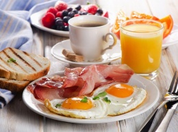 Диетолог Елена Соломатина назвала полезные и вредные продукты для завтрака