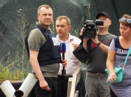 Муж российской пропагандистки Скабеевой приехал снимать ремонт моста в Станице Луганской